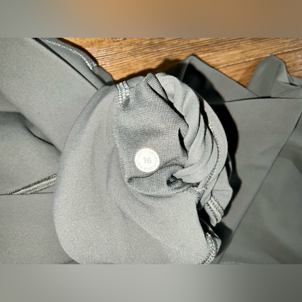 Lululemon Align Capri Leggings in a shade of green (olive/army) size 16 - Picture 4 of 12